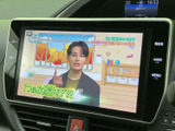 テレビ番組を画面いっぱいに表示でき、停車中の待ち時間などに映像をお楽しみいただけます。画面の見やすさも魅力で、車内でのひとときを過ごす際に便利な装備です。