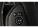 狭い場所も苦になりません。電動格納ドアミラー装備。