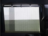◆スクリーンサンシェード◆リアドアに装備されています。日差しを和らげ、プライバシーの保護にも役立ちます。後部座席にお子様を乗車させるときも、ゆっくりお昼寝できます♪