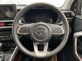 快適な操作性の運転席、ハンドルも綺麗に清掃済みです!もちろん安全を守るエアバッグも装備しているので安心してお乗りいただけます(^^)
