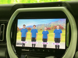 テレビ番組を画面で視聴でき、停車中の待ち時間も車内で過ごしやすくなります。見やすい画面表示で、休憩のひとときに映像を楽しめる便利な装備です。映像視聴は停車中にご利用ください。