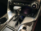 停車時のブレーキホールド機能に対応した電動パーキングブレーキ。渋滞や信号待ちで便利なブレーキホールド機能も装備されています