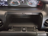 運転席前にも収納スペースがございます!