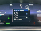 レーンディパーチャーアラートとは車線または走路からの逸脱の可能性を警告すると共に、車線または走路からの逸脱を避けるためのハンドル操作の一部を支援する機能です。詳細は販売店スタッフまでおたずねください。