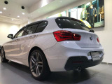 どっしりとしたバンパー下部のデザインはBMWの高級感を際立たせると共にスポーティーさを演出しております。