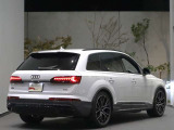 ・斜めからAudiを見るとプレス技術の高さを感じることができます。