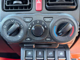 お車のフォグランプは、濃霧が発生し運転が困難に感じる際に使う補助灯としての役割があり運転をサポートしてくれます♪