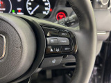 ハンドル右側にはクルーズコントロールのスイッチが装備され、運転中の操作も安心して行えます。