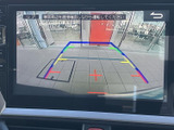 後方の映像とガイドラインを画面で確認でき、駐車時の周囲の状況把握をサポートします。車両周辺を直接確認しながら、バックでの駐車や切り返しを行う際に役立ちます。