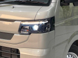 【LEDヘッドライト】悪天候や夜間走行時も良好な視界を確保し安心して運転できる高輝度LEDヘッドライトを装備!点灯速度が早く、消費電力も抑えられています。