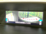 【フロント&サイドカメラ】ドライバーから見にくい死角部分を映像で確認できる前方と左側面にカメラを装着。見通しがきかない場所や住宅密集地などを運転することが多い人におすすめの安心装備です。