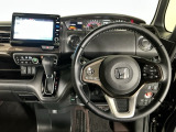 【ハンドル】運転にかかわる様々な操作を安全に行えるように視点移動が少なく操作性に配慮されたスイッチ類が凝縮されたコックピットです。