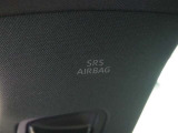 フロントSRSエアバッグは車両前方から乗員が重大な傷害を受けるおそれのある大きな衝撃を受けた場合に作動し、シートベルトが身体を拘束する働きと併せて前席乗員の頭部や胸部などへの衝撃をやわらげる装置です。