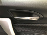 BMWのドアを閉めた時の重厚感は所有者様の満足度を高めてくれます。