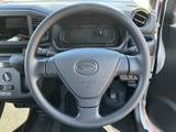 握りやすい形状で、運転中も自然な姿勢でハンドルを操作できます。中央にはエアバッグの表示があり、周辺のスイッチ類も少なくすっきり。毎日の移動を落ち着いてサポートします。
