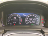 速度や各種走行情報がメーター内にまとめて表示され、運転中にも必要な情報を確認しやすい配置です。表示が見渡しやすく、日常の運転を支えます。