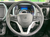 インテリアに合わせたデザインのステアリングは、運転される方のことも考え、運転しやすい形状、大きさです。是非一度、実際に触ってお確かめください。