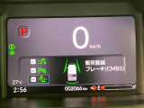 【ホンダセンシング】走行中に前方の車両等を認識し、衝突しそうな時は警報とブレーキで衝突回避と被害軽減をアシスト。より安全にドライブをお楽しみいただけます。