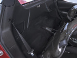 カーペットにはASSETTO FIORANO専用のアルカンターラ素材が採用され、足元までレーシーな質感が追求されています。