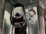自然に手が届く距離に配置されたシフトレバー。