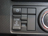 運転席側に助手席側のスライドドアを開けるボタンがついております!