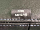 車両側方からの衝撃を緩和するSRSサイドエアバッグ(運転席/助手席)に加えて,SRSカーテンシールドエアバックも標準装備