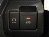 指先だけで簡単に操作が可能な電動パーキングブレーキを採用。「HOLD」スイッチを押すと、渋滞や信号待ちなどでブレーキペダルから足を離しても、ブレーキを保持するので安心です