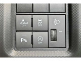 スタイリッシュなデザインのインパネ。各操作スイッチは使いやすい位置に配置されてます。