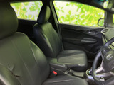 前席はゆったりとした座面と背もたれが備わり、運転席と助手席それぞれに落ち着いて座れる空間です。窓からの見通しも確保され、乗り降りの際も自然な姿勢で過ごせます。