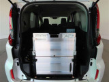 荷室には、車いすの格納に使用できる電動リフトを搭載。車いすの積みおろしも楽になります。