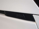 パワーバックドアを装備しています。開閉スイッチはトヨタとして初めて車両側面両側に配置、後ずさりすることなく開閉できます。