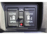 リアは両側パワースライドドアで、開閉には運転席のスイッチ、またはスライドドアのドアハンドルを少し引くだけで自動開閉します。