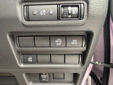 左の電動スライドドア開閉スイッチです。運転席からも開閉操作が出来て便利です。