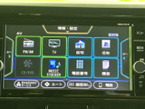 目的地検索や自宅登録に加え、ラジオやテレビなどの項目が画面に並びます。必要なメニューを選びやすく、音楽や案内など日常の移動に役立つ機能をまとめて活用できます。