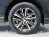 純正のアルミホイール装着車です。タイヤサイズは225/60R18です。