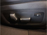 【コックピットシート】BMW車の主役席。車体中央にくる様に配置し車両重心とが一致する事でドライバーと車との一体感あるドライビングを実現。人間工学に基づき形成した形状が長時間のドライブ疲労も軽減します!