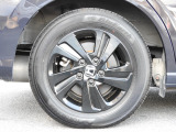 ★右後タイヤ★ブラックホイール装着で、足元をグッと引き締めます!タイヤ詳細 185/65R15インチで、タイヤの溝は5mmございます。