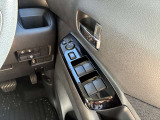 運転席側のドア部。こちらのスイッチでドアミラーの角度調整やパワーウィンドーの操作が可能になります。