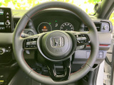 手元に複数のスイッチがまとまり、運転姿勢を保ったまま各種操作にアクセスしやすい配置です。握りやすい形状で、毎日の運転を快適にサポートします。