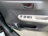 運転席パワーウィンドウスイッチとドリンクホルダーです。