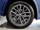 【BMWアロイホイル】軽量かつ強度に拘ったアロイホイル。走行性能ポテンシャルを引き出す設計。車の足元を引き締めてくれる大きなポイントはアロイホイルです。