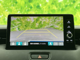 後方の映像に目安となるガイド線が表示され、駐車時の周囲確認に役立ちます。画面上で後方の状況を把握しながら、落ち着いて操作いただけます。