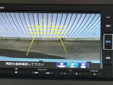 カラービジョンとガイド線で見やすい視点切替式のバックモニター。