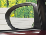 【ブラインドスポットモニタリング】走行中、ドアミラーの死角になりやすい箇所に後続車が接近するとサイドミラー付近に警告を表示、ドライバーに注意喚起をしてくれます。