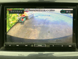 周囲の様子を画面で確認でき、駐車時の安全確認をサポート。表示が見やすく、車庫入れや切り返しの際にも状況を把握しやすい便利な装備です。