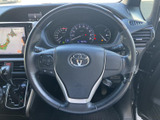 ステアリングには手元で扱えるスイッチ類が備わり、運転姿勢を保ちながら車内機器を操作しやすい仕様です。メーターや前方の状況にも目を配りやすく、日常の運転を支えます。