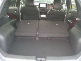 シートを倒して長い荷物も楽々積み込めます。
