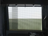 ◆スクリーンサンシェード◆リアドアに装備されています。日差しを和らげ、プライバシーの保護にも役立ちます。後部座席にお子様を乗車させるときも、ゆっくりお昼寝できます♪