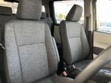 前席は身体を受け止める形状で、落ち着いて座れる空間です。窓からの視界も確保され、運転席と助手席それぞれでゆったり過ごしやすい印象を受けます。