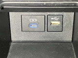 スマートフォンやお手持ちの機器のバッテリー残量が少なくなっても、運転中に充電ができるので安心ですね!
